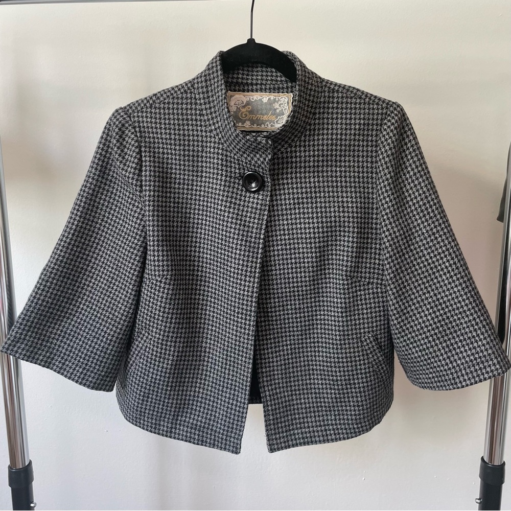 Emmelee black and grey houndstooth cropped jacket. Size: L